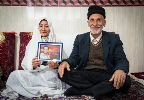 عکس/شادمانی خانواده مرزبان ربوده شده 