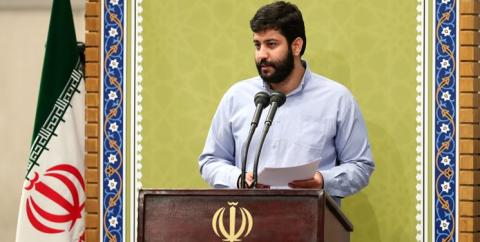 دبیر اتحادیه جنبش عدالت‌خواه دانشجویی در دیدار با رهبر انقلاب: چرا مسئله دخالت سرخود و مستقل اعضای دفتر رهبری در موضوعات مختلف حل نمی شود؟/سپاه تا آنجا در سیاست و انتخابات ورود پیدا کرده است که دو گروه مختلف در سپاه بر سر یک نامزد به جدل می‌پردازند