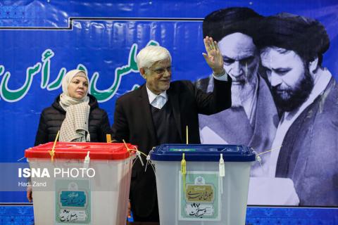 محمدرضا عارف در حسینیه جماران مطرح کرد: نهادهای حکومتی و نظارتی نباید به جای مردم تصمیم گیری کنند/اگر مردم احساس کنند کاندیداها با یک نوع گزینش از سوی هیات‌های اجرایی و نظارت وارد عرصه رقابت می‌شوند، مردم از آن انتخابات استقبالی نمی‌کنند