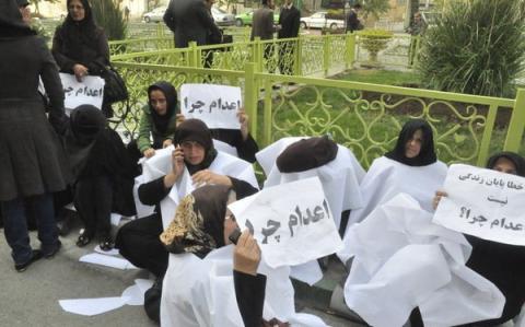 تجمع کفن‌پوشان مقابل مجلس
